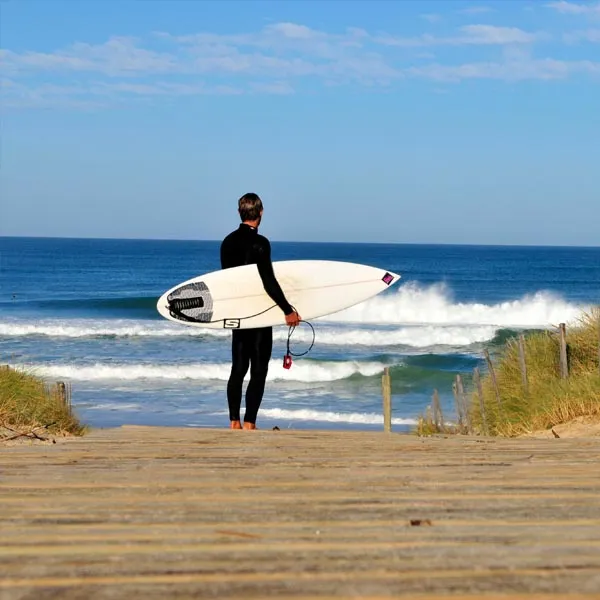 Location Lacanau : 58 locations de vacances en direct, dès 40 €/nuit 1 Vagues et plage de Lacanau-Océan en fin de journée